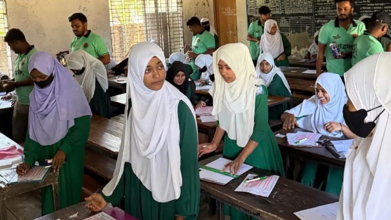 পরীক্ষা চলাকালে হলে ঢুকে কলম-চকলেট বিতরণ করল ছাত্রদল নেতা